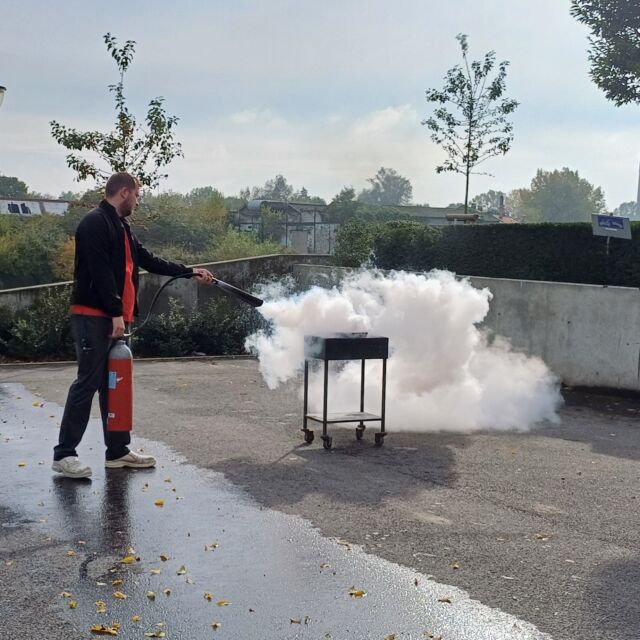 Tijdens de opleiding brandpreventie mochten enkele personeelsleden zelf proberen een brandje te blussen 🔥💧  #wzbw #woonenzorgbedrijfwervik #wervik #geluwe