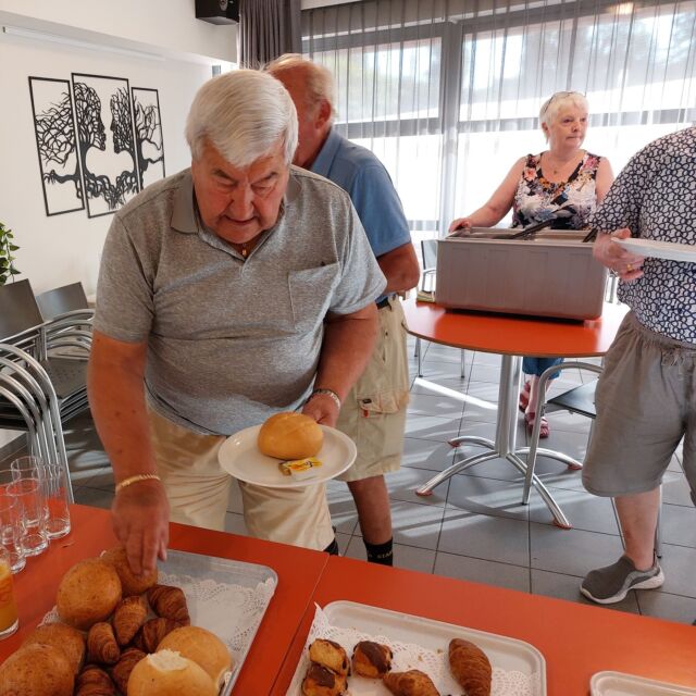 Throwback Thursday! 
Met heimwee naar de zon blikken we terug op een heerlijk zomerontbijt 🥐🍞☕🧀🥖🥓  #wzbw #woonenzorgbedrijfwervik #wervik #geluwe